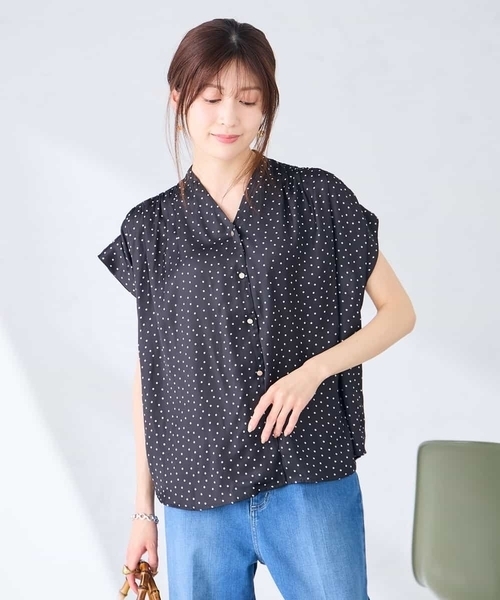 a.v.v（アーヴェヴェ）の「Vネックプリントギャザーブラウス（シャツ/ブラウス・レディース・ブラック/ピンク・36/40/38）」の9枚目の写真