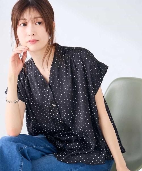 a.v.v（アーヴェヴェ）の「Vネックプリントギャザーブラウス（シャツ/ブラウス・レディース・ブラック/ピンク・36/40/38）」の14枚目の写真