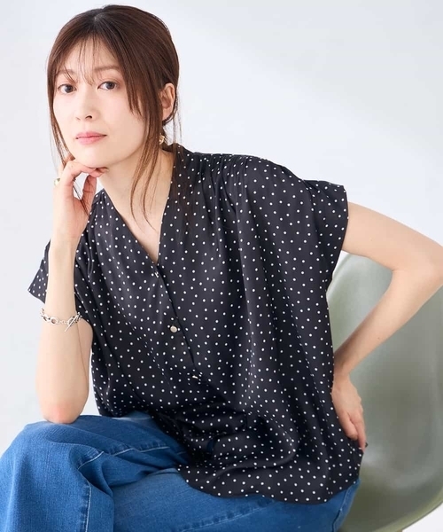 a.v.v（アーヴェヴェ）の「Vネックプリントギャザーブラウス（シャツ/ブラウス・レディース・ブラック/ピンク・36/40/38）」の15枚目の写真