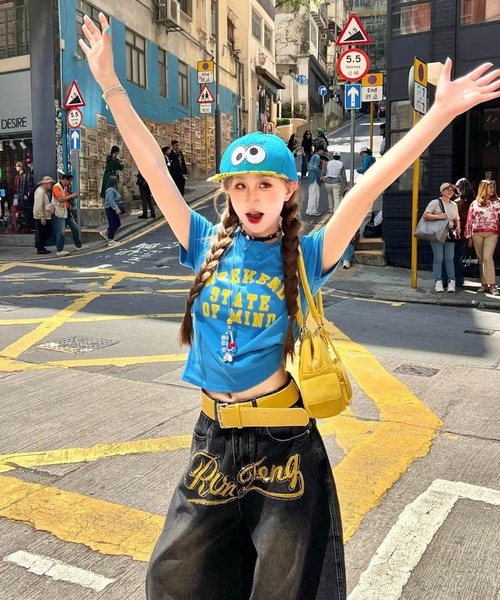 AsheKsha（アシクシャ）の「ドーパミンブルーとイエローの配色アルファベットプリント半袖Tシャツ（Tシャツ/カットソー・レディース・ブルー・M）」の2枚目の写真