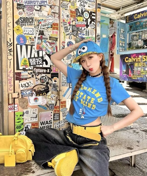 AsheKsha（アシクシャ）の「ドーパミンブルーとイエローの配色アルファベットプリント半袖Tシャツ（Tシャツ/カットソー・レディース・ブルー・M）」の5枚目の写真
