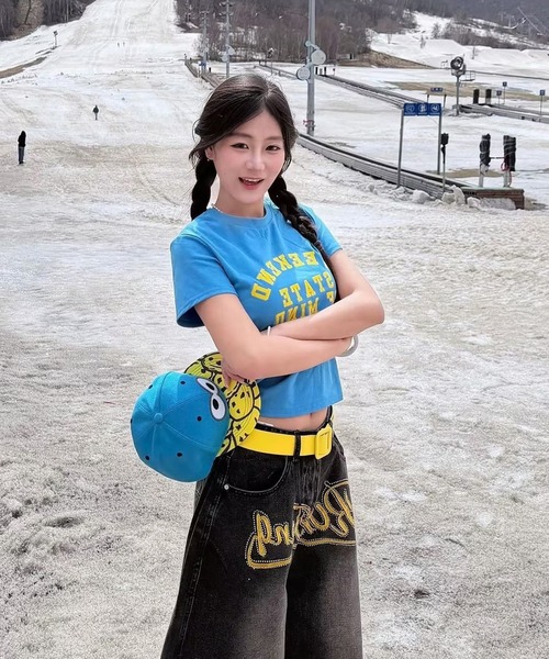 AsheKsha（アシクシャ）の「ドーパミンブルーとイエローの配色アルファベットプリント半袖Tシャツ（Tシャツ/カットソー・レディース・ブルー・M）」の8枚目の写真