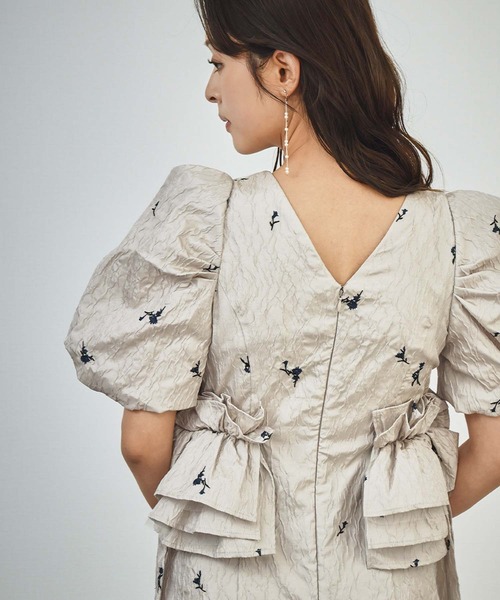 girl（ガール）の「《新色追加》ブロッサムフリルドレス フラワー刺繍 ジャガード パフスリーブ Iライン 結婚式 ワンピース パーティードレス オケージョンドレス お呼ばれ 二次会 成人式 同窓会 謝恩会《着用動画あり》（ドレス・レディース・ブラック/ネイビー/ベージュ/ブラウン・L/M/S）」の13枚目の写真