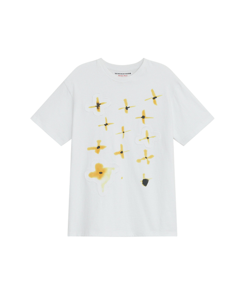 THEMUSEUMVISITOR(ザミュージアムビジター)の「YELLOW FLOWER PATCH T-SHIRT (WHITE)(Tシャツ/カットソー・レディース・その他・SMALL/MEDIUM/LARGE)」の1枚目の写真