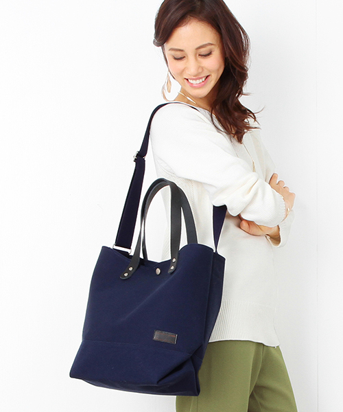 B:MING by BEAMS(ビーミングバイビームス)の「buddy×ビーミング by ビームス / 40th別注 Collerトートバッグ M (トートバッグ・レディース・ホワイト/ネイビー・ONE SIZE)」の13枚目の写真