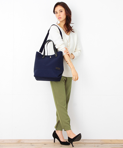 B:MING by BEAMS(ビーミングバイビームス)の「buddy×ビーミング by ビームス / 40th別注 Collerトートバッグ M (トートバッグ・レディース・ホワイト/ネイビー・ONE SIZE)」の9枚目の写真