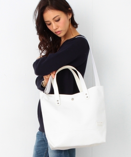 B:MING by BEAMS(ビーミングバイビームス)の「buddy×ビーミング by ビームス / 40th別注 Collerトートバッグ M (トートバッグ・レディース・ホワイト/ネイビー・ONE SIZE)」の18枚目の写真