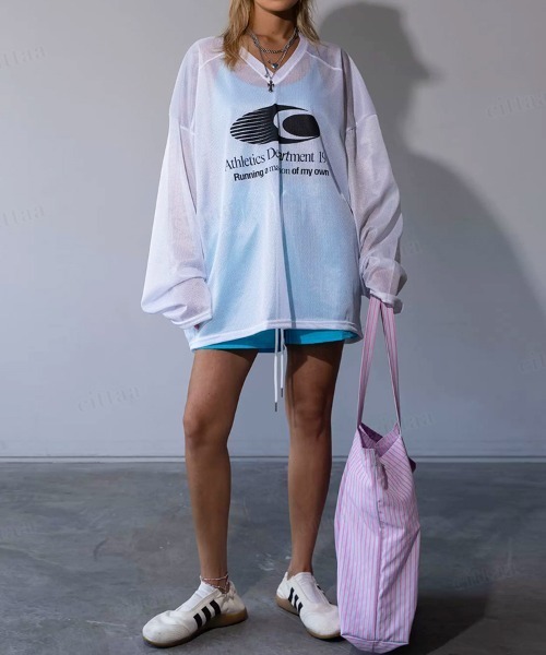 Dalfwin(ダールフィン)の「韓国ファッション AthleticsプリントメッシュVネック長袖トップス(Tシャツ/カットソー・レディース・ホワイト/ブラック/ライトブルー・FREE)」の11枚目の写真