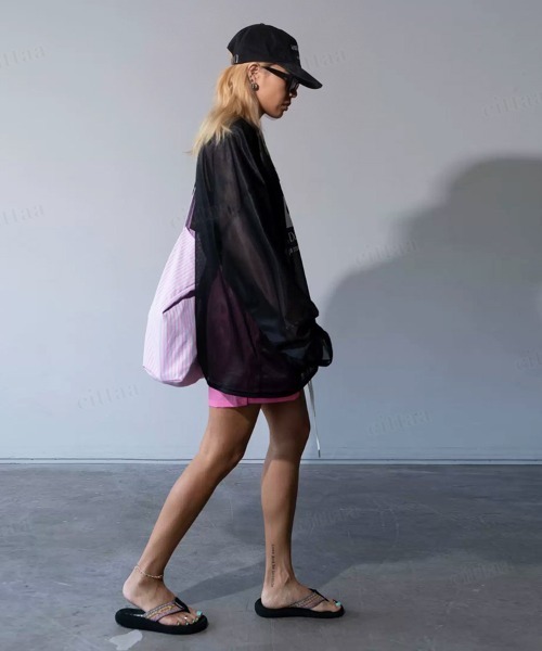 Dalfwin(ダールフィン)の「韓国ファッション AthleticsプリントメッシュVネック長袖トップス(Tシャツ/カットソー・レディース・ホワイト/ブラック/ライトブルー・FREE)」の18枚目の写真