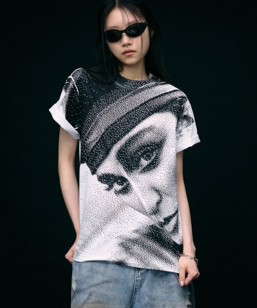 WHO'S WHO gallery(フーズフーギャラリー)の「VIDEO SHOP × PeterAnderson Facephoto TEE(Tシャツ/カットソー・レディース・ホワイト/ブラック系その他/ブラック・MEDIUM/SMALL)」の4枚目の写真