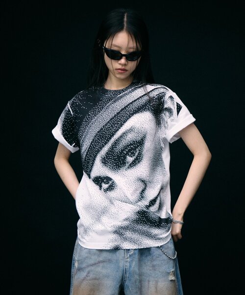 WHO'S WHO gallery(フーズフーギャラリー)の「VIDEO SHOP × PeterAnderson Facephoto TEE(Tシャツ/カットソー・レディース・ホワイト/ブラック系その他/ブラック・MEDIUM/SMALL)」の5枚目の写真