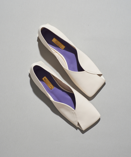 FLAT（フラット）の「《追加 / WEB+一部店舗限定》GRISEレザースクエアARTYフラット（その他シューズ・レディース・ブラック/アイボリー/シルバー・24.5cm/24cm/23.5cm/23cm/22.5cm/22cm/25cm）」の18枚目の写真