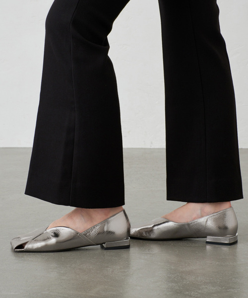 FLAT（フラット）の「《追加 / WEB+一部店舗限定》GRISEレザースクエアARTYフラット（その他シューズ・レディース・ブラック/アイボリー/シルバー・24.5cm/24cm/23.5cm/23cm/22.5cm/22cm/25cm）」の4枚目の写真
