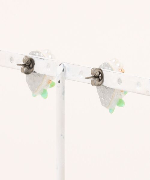 tone（トーン）の「【himemayu】ビーズ刺繍ピアス(MA)（ピアス（両耳用）・レディース・ホワイト×グリーン・FREE）」の5枚目の写真