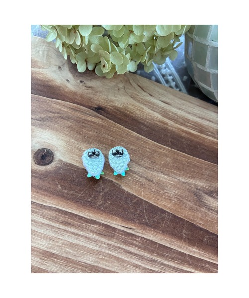tone（トーン）の「【himemayu】ビーズ刺繍ピアス(MA)（ピアス（両耳用）・レディース・ホワイト×グリーン・FREE）」の3枚目の写真