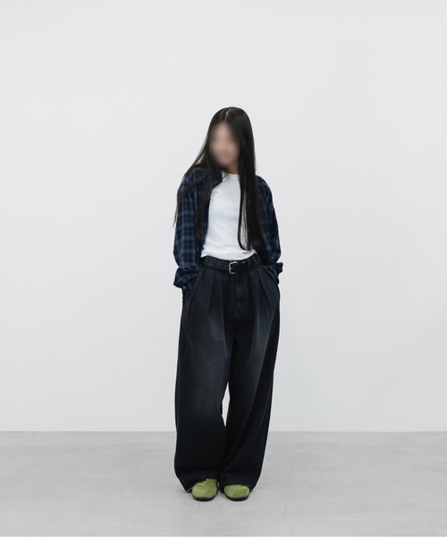 HONE（ホーン）の「3tuck curve wide denim pants / ３タックカーブワイドデニムパンツ（デニムパンツ・メンズ・ブラック/ブルー・LARGE/MEDIUM/SMALL）」の4枚目の写真