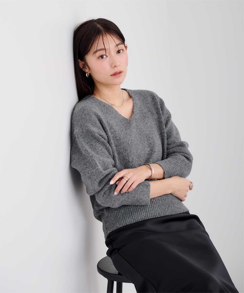 UR'S(ユアーズ)の「ふんわりVネックニットプルオーバー(ニット/セーター・レディース・チャコール/ベージュ/ブラック/ホワイト・L/M/S)」の3枚目の写真