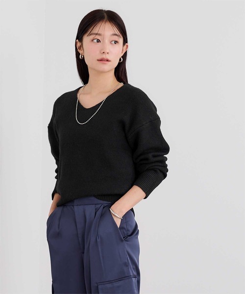 UR'S(ユアーズ)の「ふんわりVネックニットプルオーバー(ニット/セーター・レディース・チャコール/ベージュ/ブラック/ホワイト・L/M/S)」の2枚目の写真