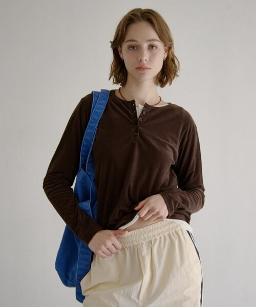 COLONY 2139(コロニートゥーワンスリーナイン)の「シアーベロアヘンリーネックTシャツ(Tシャツ/カットソー・レディース・グレイッシュベージュ/ブラック/ブラウン・FREE)」の13枚目の写真
