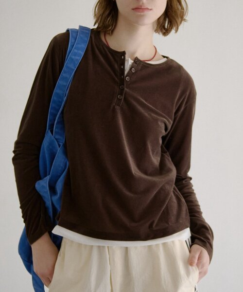 COLONY 2139(コロニートゥーワンスリーナイン)の「シアーベロアヘンリーネックTシャツ(Tシャツ/カットソー・レディース・グレイッシュベージュ/ブラック/ブラウン・FREE)」の15枚目の写真