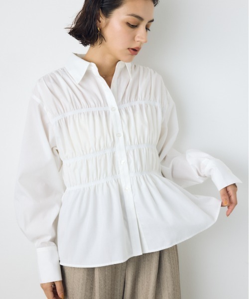 AZUL by moussy(アズールバイマウジー)の「シャーリングデザイン長袖シャツ 秋服 冬服 春服 デザイントップス デザインシャツ ギャザートップス(シャツ/ブラウス・レディース・オフホワイト/ブラック/ブルー・FREE)」の2枚目の写真