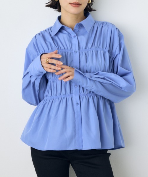 AZUL by moussy(アズールバイマウジー)の「シャーリングデザイン長袖シャツ 秋服 冬服 春服 デザイントップス デザインシャツ ギャザートップス(シャツ/ブラウス・レディース・オフホワイト/ブラック/ブルー・FREE)」の1枚目の写真