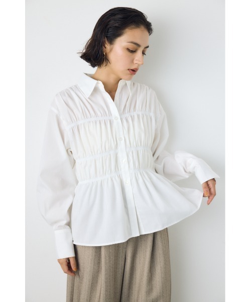 AZUL by moussy(アズールバイマウジー)の「シャーリングデザイン長袖シャツ 秋服 冬服 春服 デザイントップス デザインシャツ ギャザートップス(シャツ/ブラウス・レディース・オフホワイト/ブラック/ブルー・FREE)」の4枚目の写真