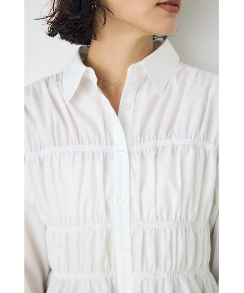 AZUL by moussy(アズールバイマウジー)の「シャーリングデザイン長袖シャツ 秋服 冬服 春服 デザイントップス デザインシャツ ギャザートップス(シャツ/ブラウス・レディース・オフホワイト/ブラック/ブルー・FREE)」の9枚目の写真