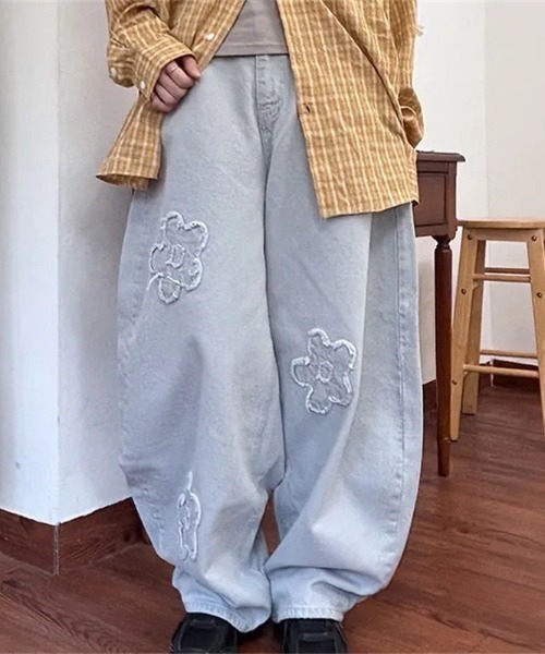LAMPOON(ランプーン)の「フラワーデニムパンツ(デニムパンツ・レディース・グレー・LARGE/MEDIUM/SMALL)」の2枚目の写真