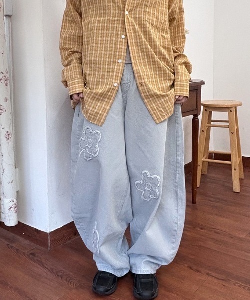 LAMPOON(ランプーン)の「フラワーデニムパンツ(デニムパンツ・レディース・グレー・LARGE/MEDIUM/SMALL)」の3枚目の写真