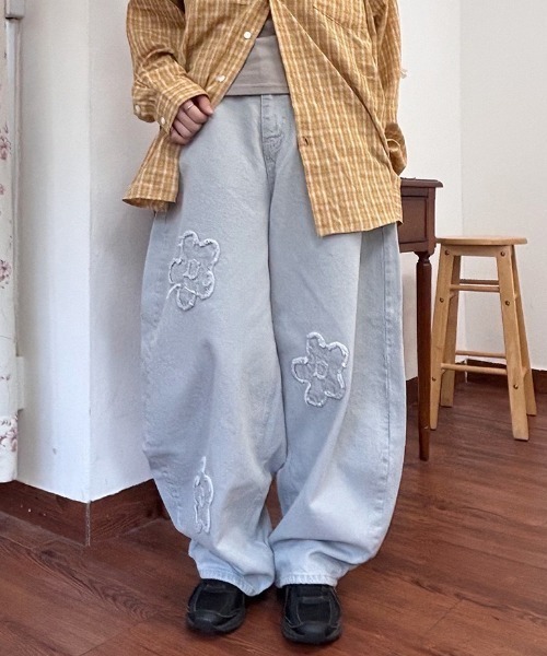 LAMPOON(ランプーン)の「フラワーデニムパンツ(デニムパンツ・レディース・グレー・LARGE/MEDIUM/SMALL)」の5枚目の写真