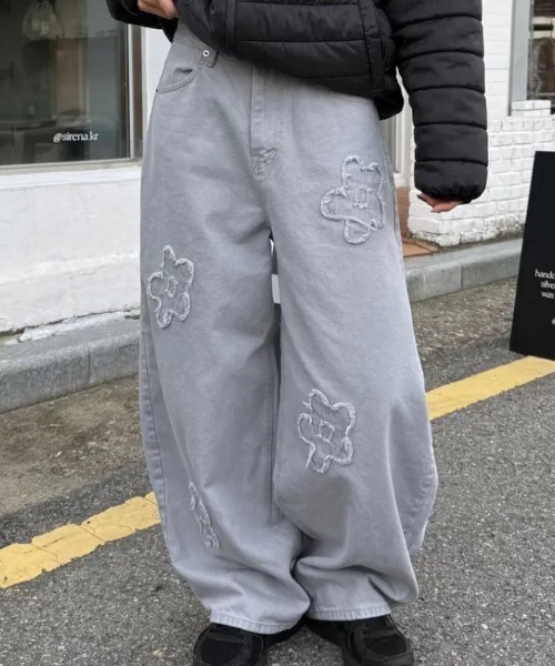 LAMPOON(ランプーン)の「フラワーデニムパンツ(デニムパンツ・レディース・グレー・LARGE/MEDIUM/SMALL)」の6枚目の写真