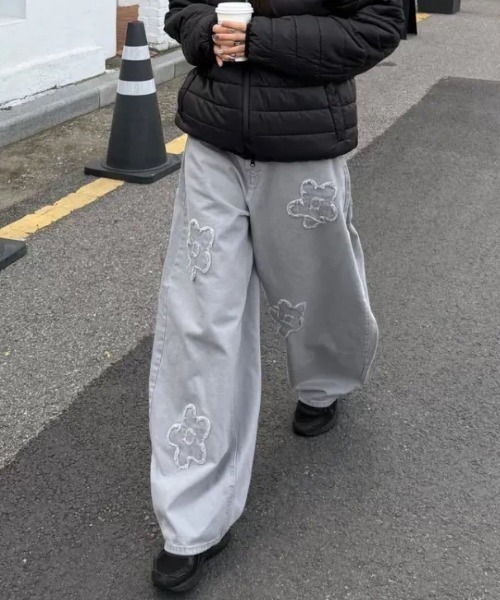 LAMPOON(ランプーン)の「フラワーデニムパンツ(デニムパンツ・レディース・グレー・LARGE/MEDIUM/SMALL)」の8枚目の写真
