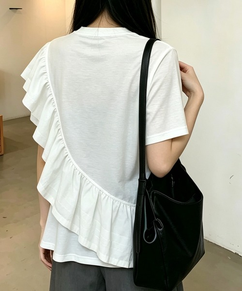 BLoomMe(ブルームミー)の「アシンメトリーなフリルラインが映えるデザインTシャツ(Tシャツ/カットソー・レディース・ホワイト・M)」の4枚目の写真