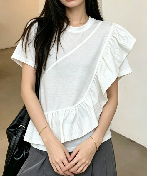 BLoomMe(ブルームミー)の「アシンメトリーなフリルラインが映えるデザインTシャツ(Tシャツ/カットソー・レディース・ホワイト・M)」の2枚目の写真