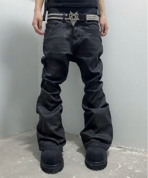 The Lowkey Club（ザロウキークラブ）の「【LOWKEY CLUB】FLARED COATED JEANS / 【ロウキー クラブ】コーティングフレアデニムパンツ（デニムパンツ・メンズ・ブラック・S/M）」の2枚目の写真