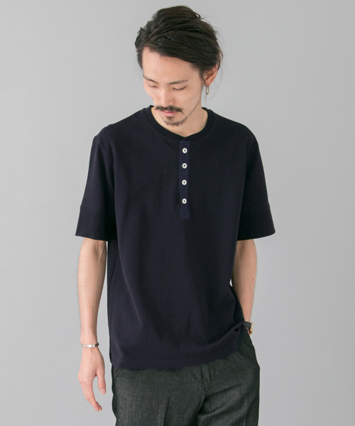 URBAN RESEARCH(アーバンリサーチ)の「UR 強撚鹿の子ヘンリー(Tシャツ/カットソー・メンズ・ホワイト/ネイビー・MEDIUM/LARGE)」の2枚目の写真