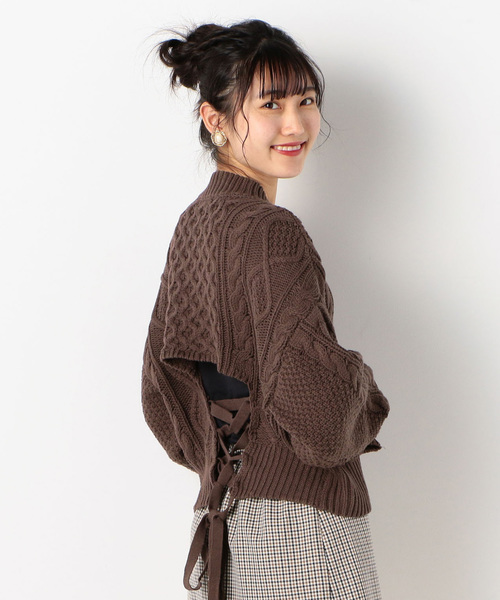 archives（アルシーヴ）の「バックレースアップケーブルニット（ニット/セーター・レディース・ブラック/ブラウン/アイボリー/ラベンダー・MEDIUM）」の4枚目の写真