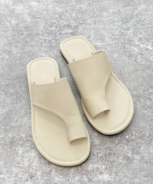 LAKOLE(ラコレ)の「トングフラットサンダル / LAKOLE(サンダル・レディース・キャメル/クリーム/ブラック・LARGE/MEDIUM)」の1枚目の写真