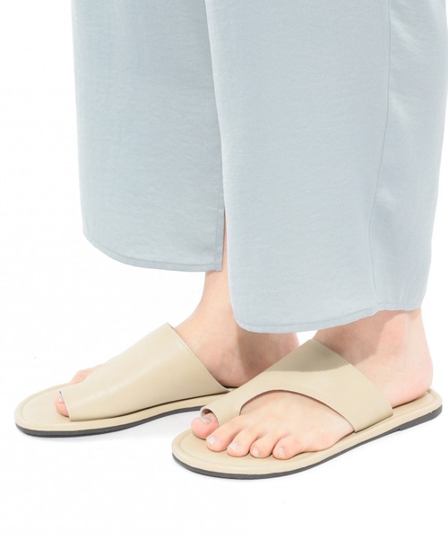 LAKOLE(ラコレ)の「トングフラットサンダル / LAKOLE(サンダル・レディース・キャメル/クリーム/ブラック・LARGE/MEDIUM)」の13枚目の写真