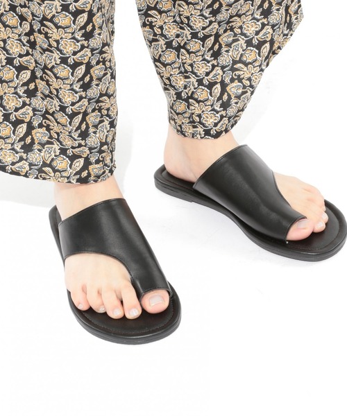 LAKOLE(ラコレ)の「トングフラットサンダル / LAKOLE(サンダル・レディース・キャメル/クリーム/ブラック・LARGE/MEDIUM)」の16枚目の写真