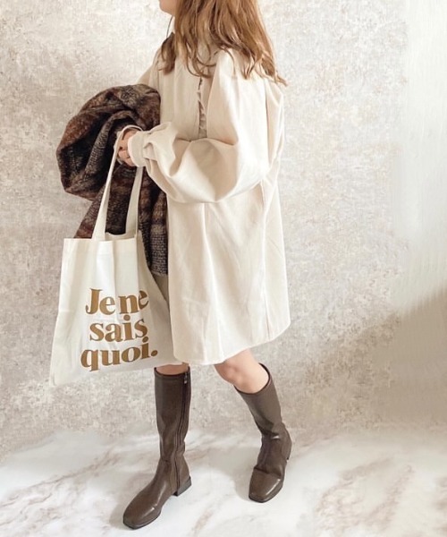 Mysa&Liina(ミーサリーナ)の「前後2WAY袖ギャザーチュニック(チュニック・レディース・チャコールグレー/ベージュ/オフホワイト/ピンク/ブルー・M)」の4枚目の写真