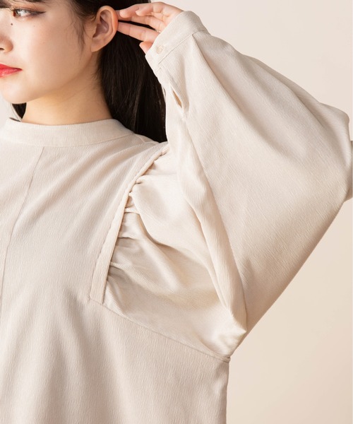 Mysa&Liina(ミーサリーナ)の「前後2WAY袖ギャザーチュニック(チュニック・レディース・チャコールグレー/ベージュ/オフホワイト/ピンク/ブルー・M)」の19枚目の写真