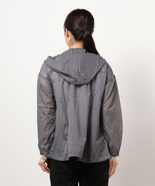 INTERPLANET（インタープラネット）の「抗菌撥水ポケッタブルブルゾン（ブルゾン・レディース・グレイッシュベージュ/チャコールグレー/ラベンダー・FREE）」の5枚目の写真