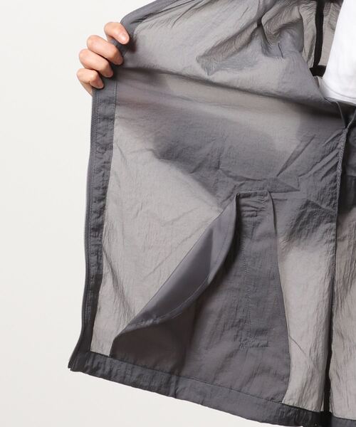 INTERPLANET（インタープラネット）の「抗菌撥水ポケッタブルブルゾン（ブルゾン・レディース・グレイッシュベージュ/チャコールグレー/ラベンダー・FREE）」の4枚目の写真