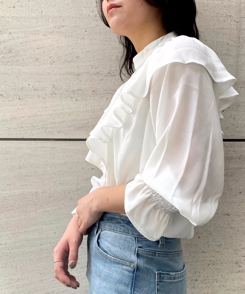 moment+(モーメントプラス)の「シフォンジョーゼットフリルブラウス(シャツ/ブラウス・レディース・カーキ/オフホワイト/ベージュ/ブラウン/ブラック・M/L)」の11枚目の写真