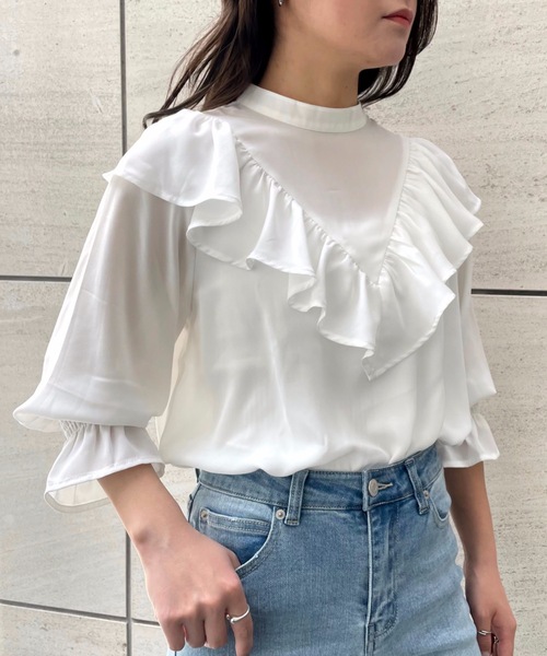 moment+(モーメントプラス)の「シフォンジョーゼットフリルブラウス(シャツ/ブラウス・レディース・カーキ/オフホワイト/ベージュ/ブラウン/ブラック・M/L)」の7枚目の写真