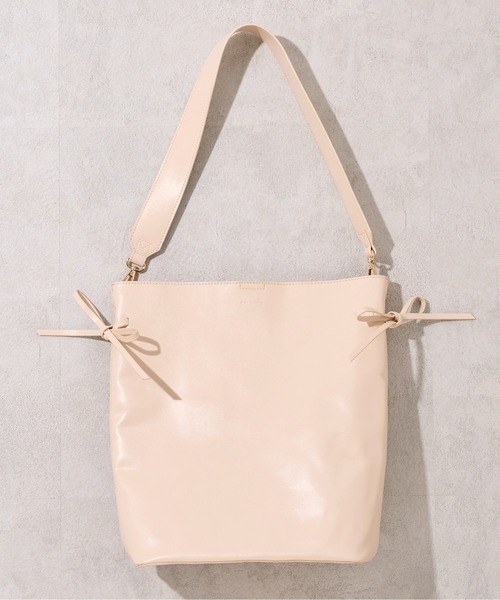 OLIVE des OLIVE（オリーブデオリーブ）の「【WEB限定】リボン付き合皮トートバッグ（トートバッグ・レディース・ダークブラウン/オフホワイト/ブラック・FREE）」の2枚目の写真