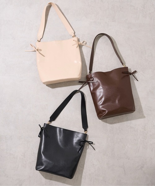 OLIVE des OLIVE（オリーブデオリーブ）の「【WEB限定】リボン付き合皮トートバッグ（トートバッグ・レディース・ダークブラウン/オフホワイト/ブラック・FREE）」の4枚目の写真