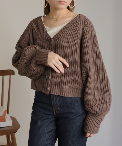 HER CLOSET(ハークローゼット)の「【shemoshelly】バルキーニットVネックショートカーディガン(カーディガン/ボレロ・レディース・ブラック/ブラウン/イエロー/ライトベージュ・M)」の2枚目の写真